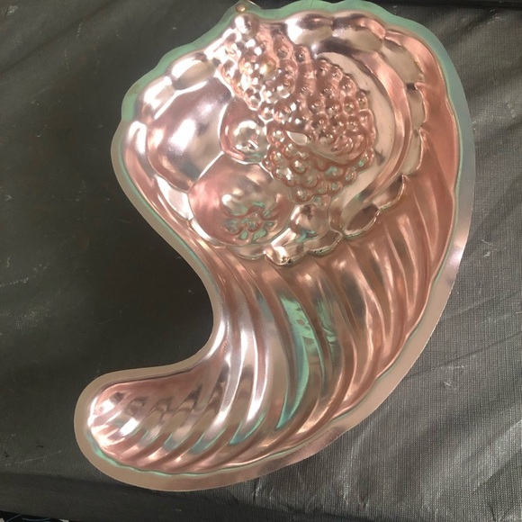 Vintage copper coloured Cornucopia jello mold- shabby chic decor- collectible - Picture 5 of 8